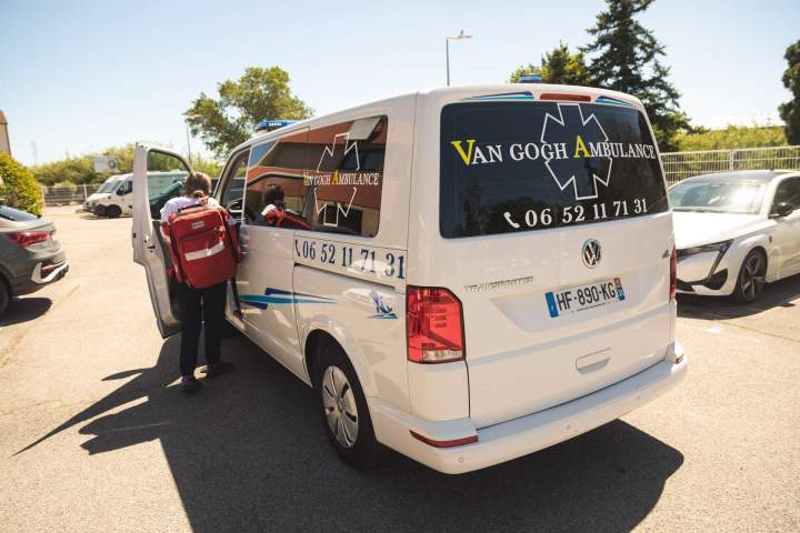 Transport en ambulance avec une assistance qualifiée.