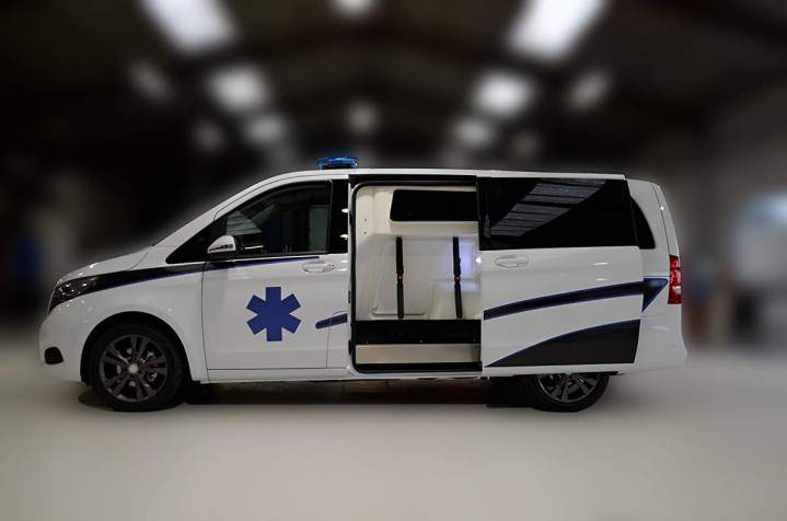 Transport en ambulance avec une assistance qualifiée.