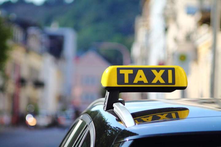 Service de taxi circuits touristiques Arles